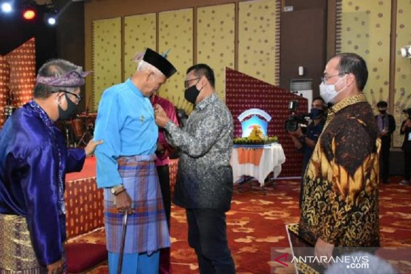 Budayawan Babel terima Pin Lesatan Garuda Kemendikbud