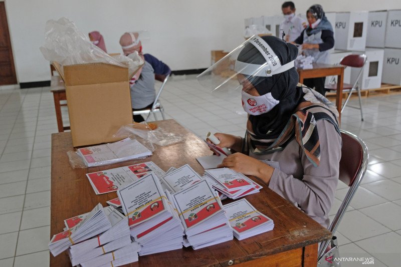 KPU terapkan protokol kesehatan dalam pelipatan surat suara