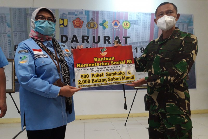 Kemensos salurkan bantuan sembako bagi petugas RS Wisma Atlet