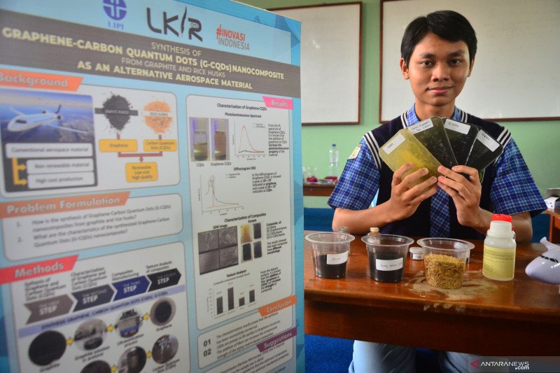 Pelajar Aliyah temukan bahan alternatif material badan pesawat