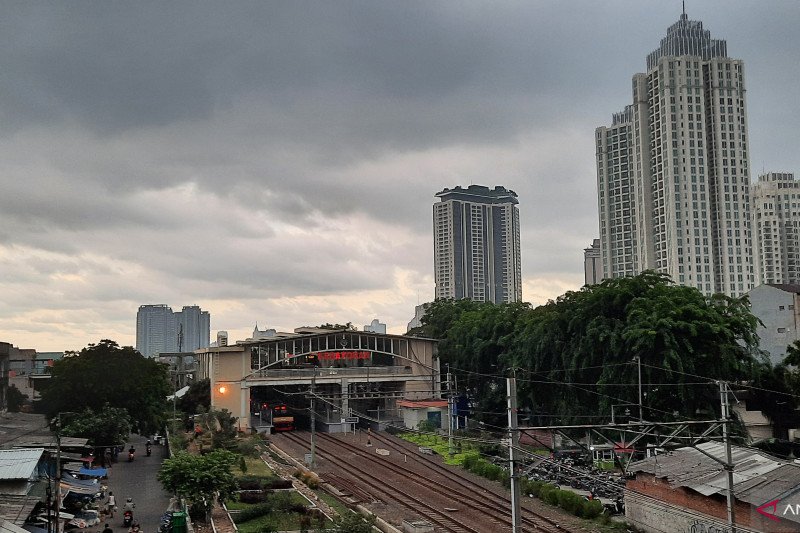 BMKG keluarkan peringatan dini hujan petir dan angin kencang terjadi di Jakarta