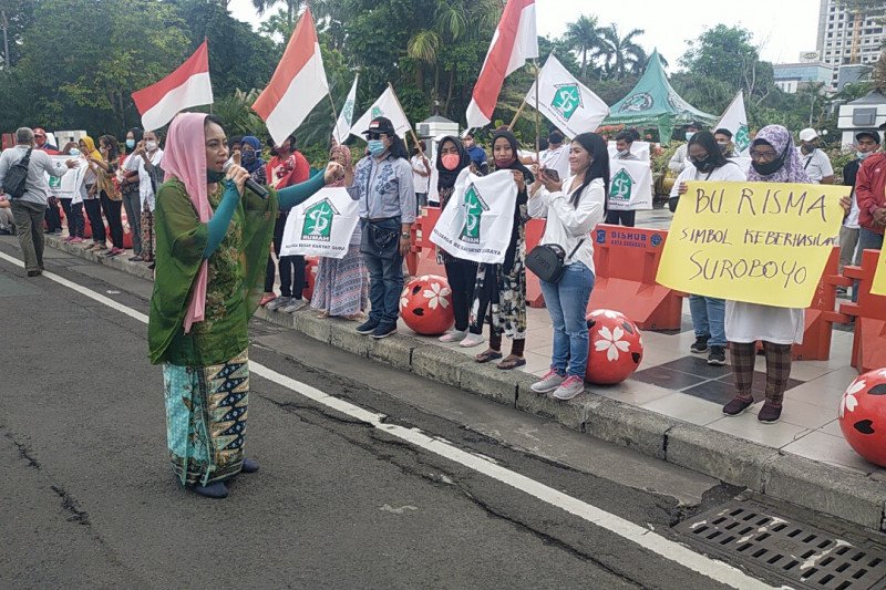 Puluhan emak-emak di Surabaya gelar aksi bela Wali Kota Risma