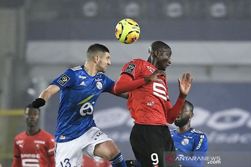 Rennes bermain lawan 10 pemain Strasbourg