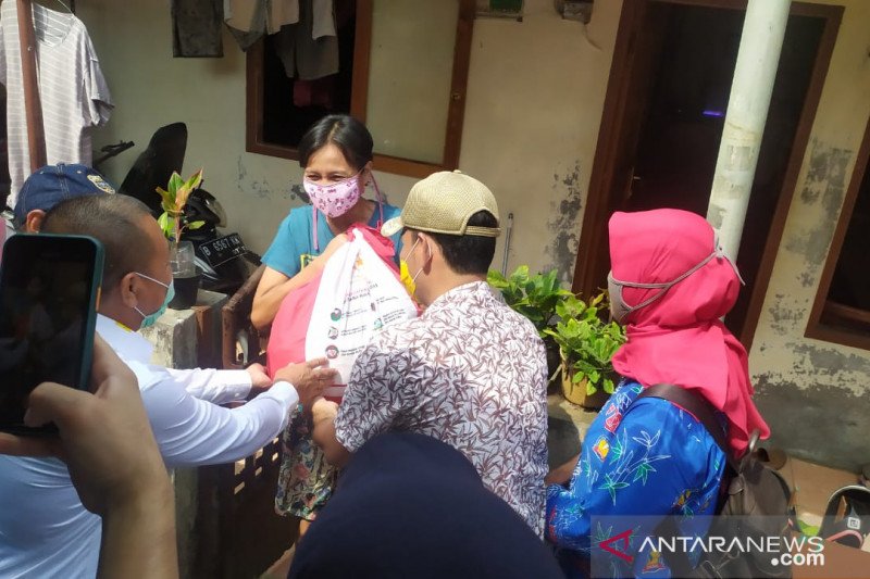 Kantor Pos Bekasi salurkan ratusan ribu sembako Bantuan Presiden