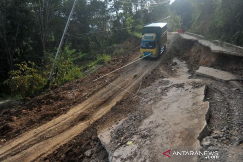 Jalan Kawasan Geopark Silokek Rusak