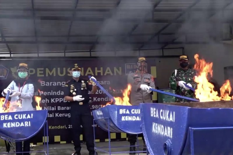 Bea Cukai Kendari musnahkan rokok dan miras ilegal senilai Rp3,98 miliar