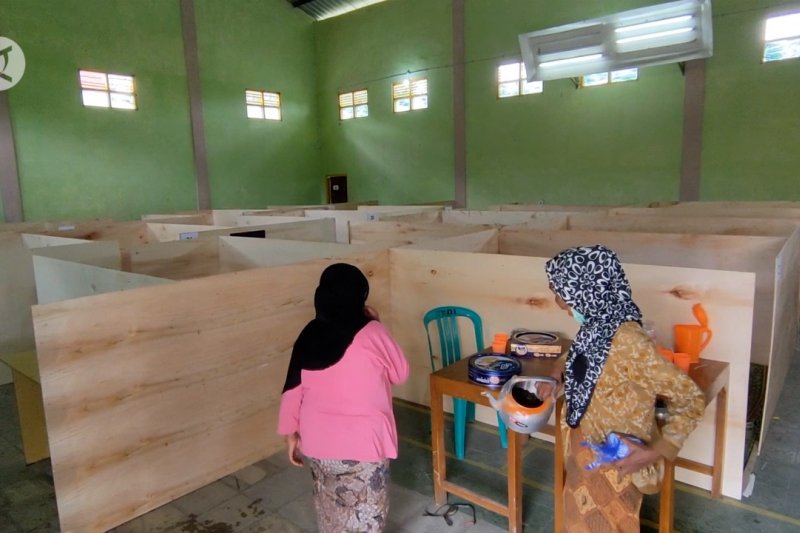 Cegah COVID-19, pengungsian warga di sekitar Merapi disekat tripleks
