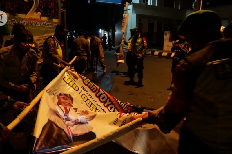 Langgar Perda, petugas copot baliho dan spanduk