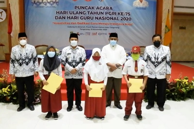 PGRI Kota Tangerang salurkan 2000 paket bantuan untuk guru dan siswa