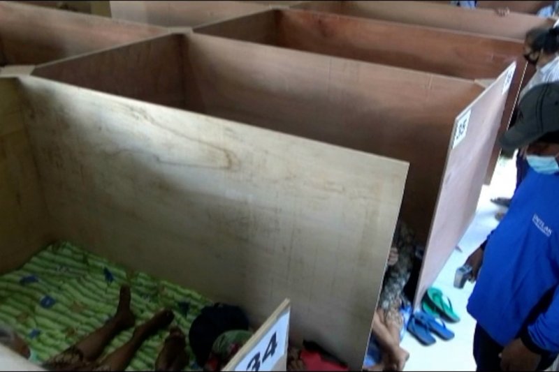 Partisi dan nasi bungkus, cegah penularan COVID-19 di pengungsian Merapi