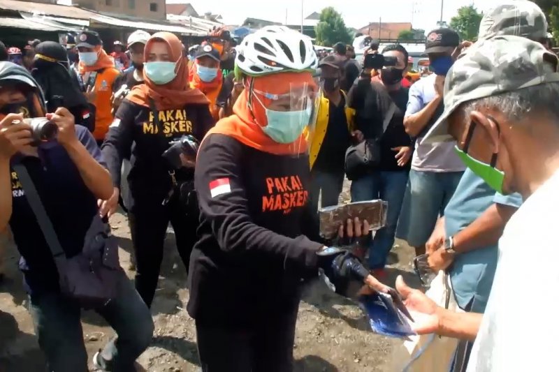 Bersepeda di Jember Khofifah kampanye bermasker dan membeli produk UMKM