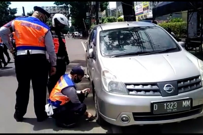 Parkir liar masih marak, Perda Derek diberlakukan di Bandung
