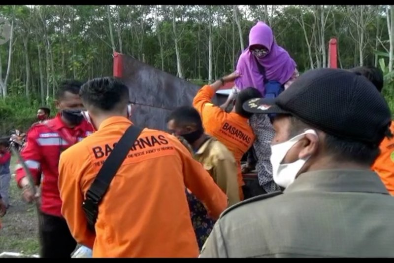 Warga rentan mulai diungsikan dari lereng Gunung Merapi