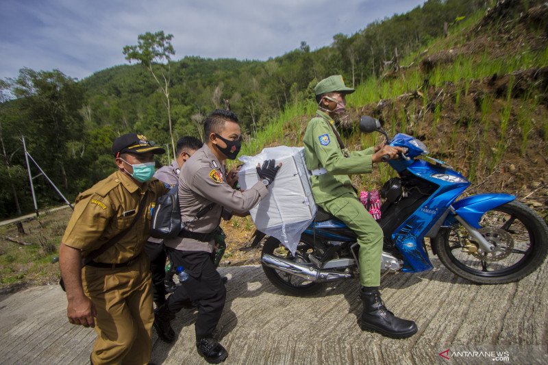 Distribusi logistik Pilkada ke desa terpencil