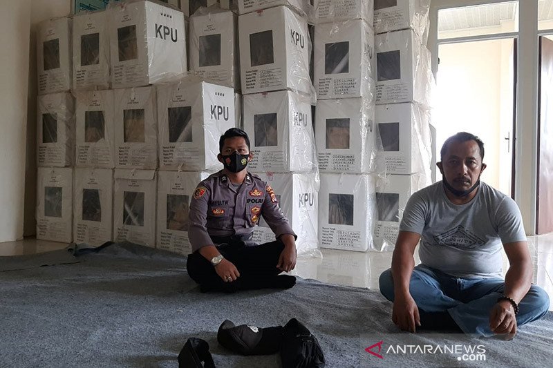Polisi jaga gudang logistik PPK usai pemungutan suara
