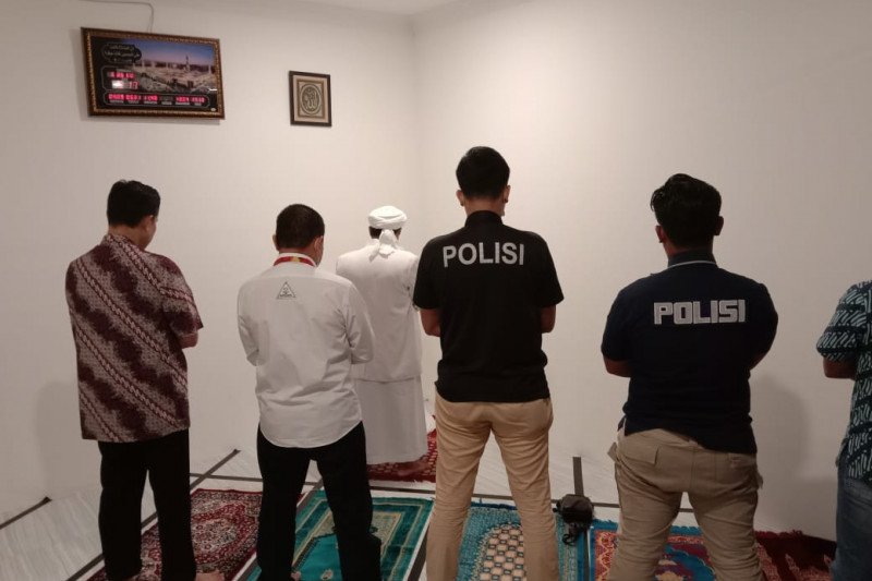 Rizieq dan polisi Polda Metro menunaikan shalat maghrib berjamaah