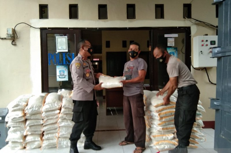 Polres Lombok Utara menyalurkan beras untuk warga terdampak COVID-19