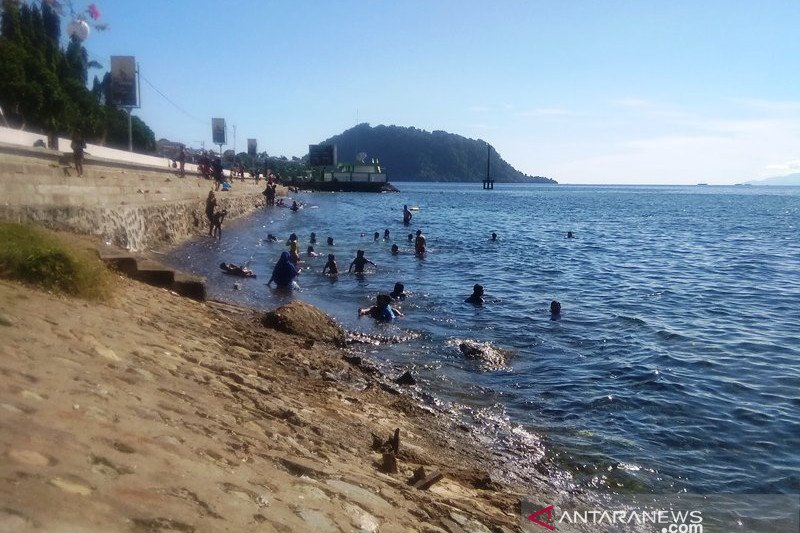 Mandi Di Pantai Dok II Jayapura