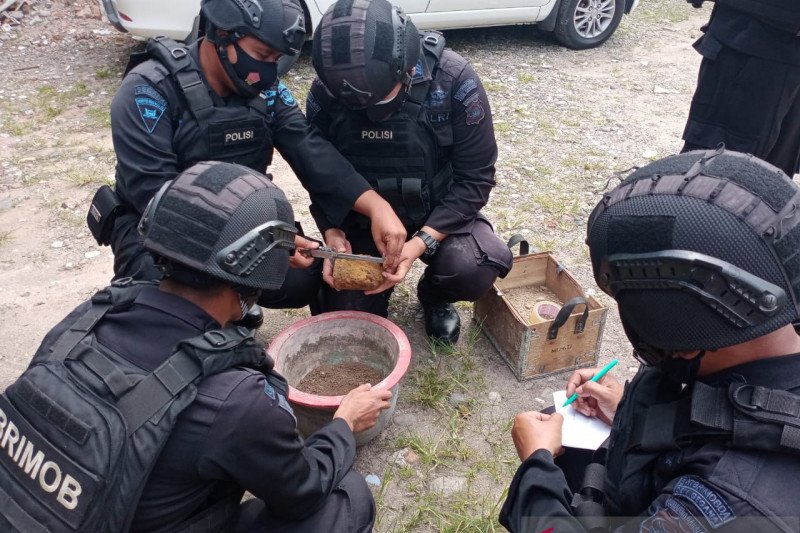 Tim Jibom Brimob ledakkan ranjau darat sisa perang di Pariaman