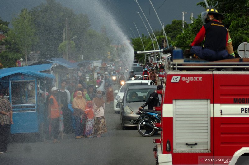 Bubarkan kerumunan dengan semprotkan disinfektan