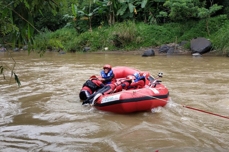 Tingkatkan kapasitas, relawan PMI Sukabumi gelar latihan water rescue