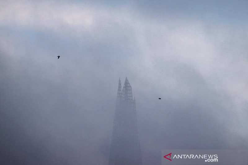 London Eye tertutup kabut
