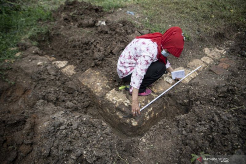 Arkeolog cek temuan candi abad ke 12 di Palembang
