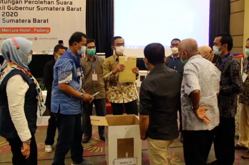 Bawaslu Sumbar permasalahkan hasil rekapitulasi 4 KPU kabupaten/kota