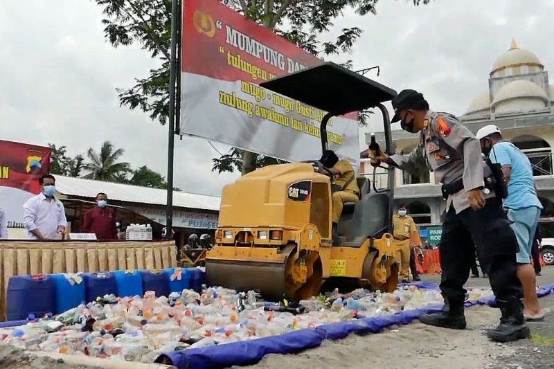 Polres Temanggung musnahkan ribuan botol miras
