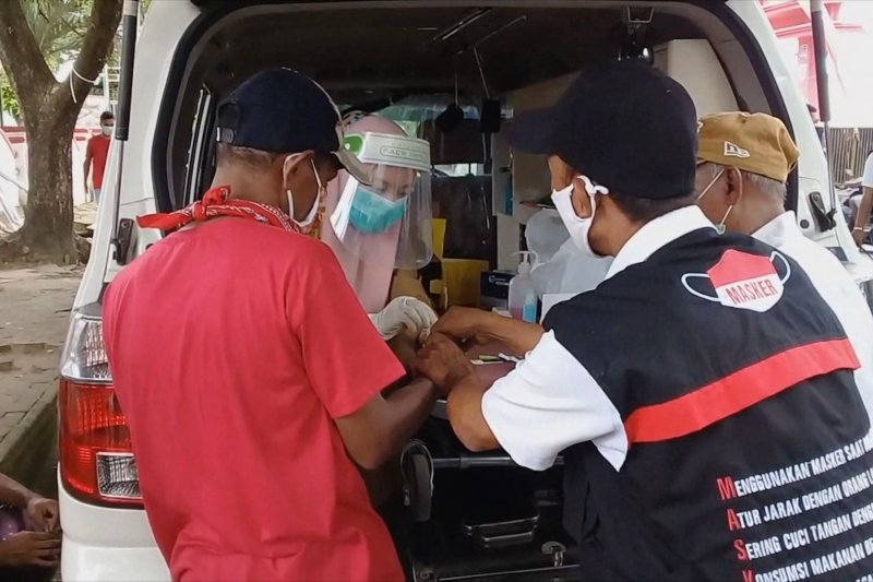 Terjaring operasi yustisi, ratusan warga Ambon ikuti tes cepat di tempat