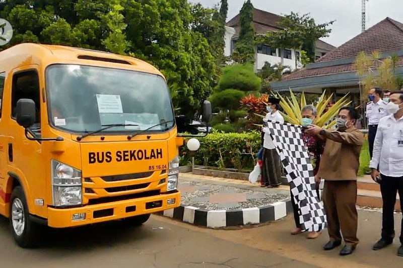 Kemenhub serahkan bantuan bus sekolah untuk ponpes