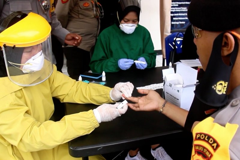 Ratusan personel Polda Maluku Utara lakukan tes cepat COVID-19