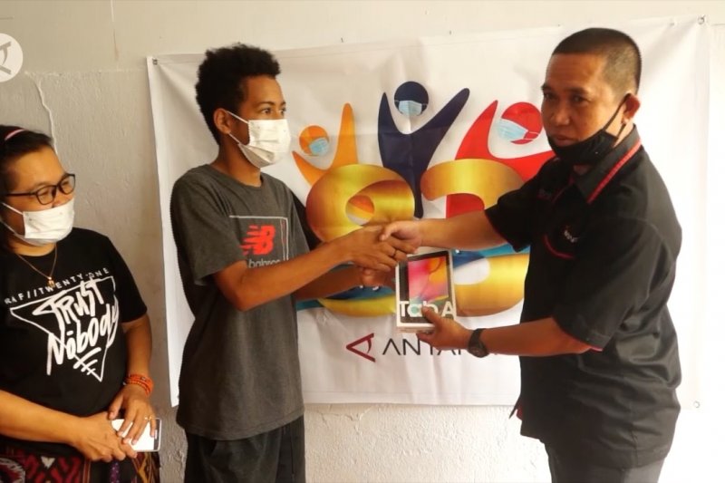 LKBN Antara serahkan bantuan gawai bagi anak wartawan di Papua