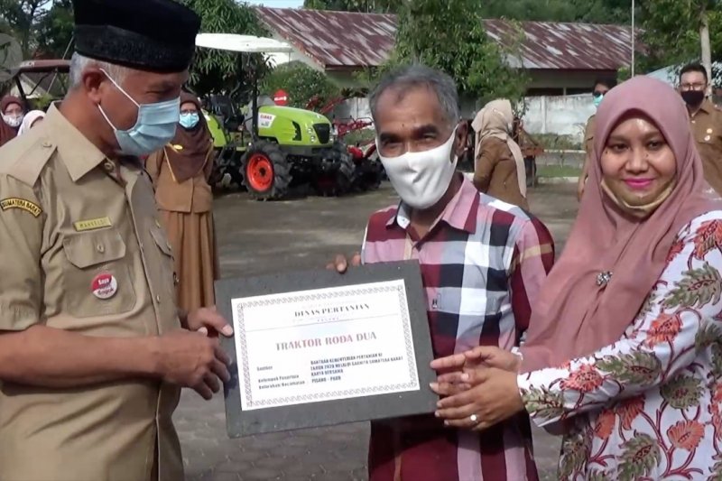 Pemkot Padang serahkan bantuan alat pertanian