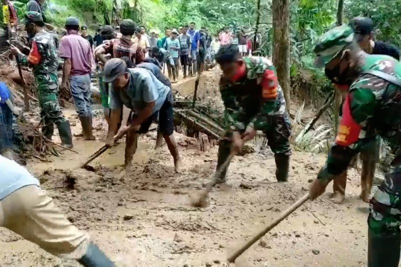 Tebing longsor di Kabupaten Kuningan, satu desa terisolir