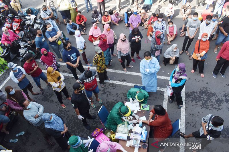 Rapid test bagi pedagang dan pengunjung pasar di Madiun