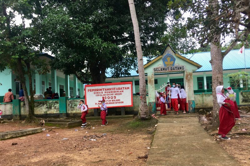 Hari pertama sekolah di pulau penyangga Batam