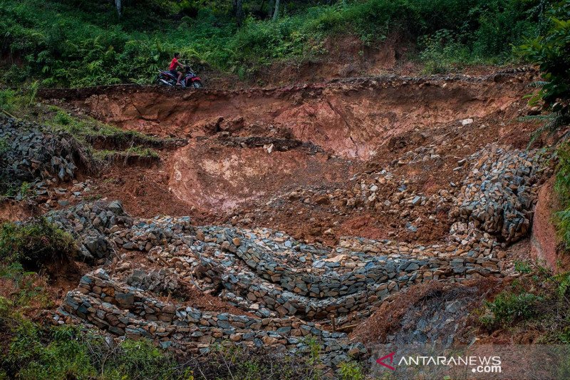 Jalan longsor di Lebak Banten
