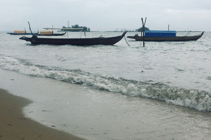 Kapal nelayan banyak yang tambat dipantai daripada melaut karena cuaca buruk