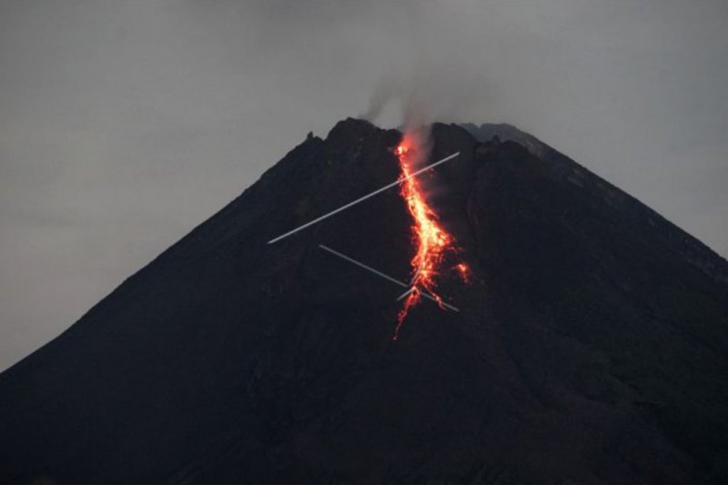 BPPTKG: Guguran lava pijar Gunung Merapi ke luar 15 kali