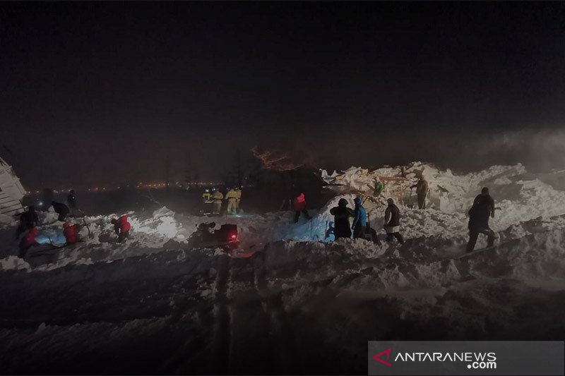 Tiga orang tewas setelah longsoran salju hantam resor ski di Arktik