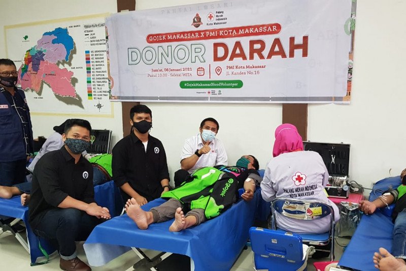 Mitra Gojek donor darah di PMI makassar