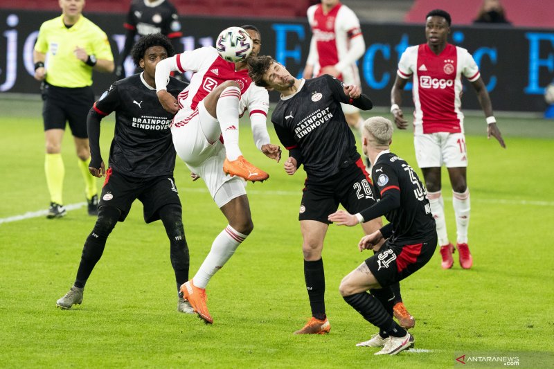 Duel klasik sepak bola Belanda antara Ajax vs PSV berakhir imbang 2-2