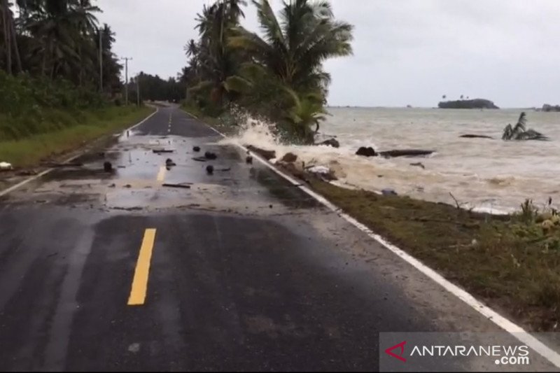 Jalan terancam putus akibat ombak dan angin kencang