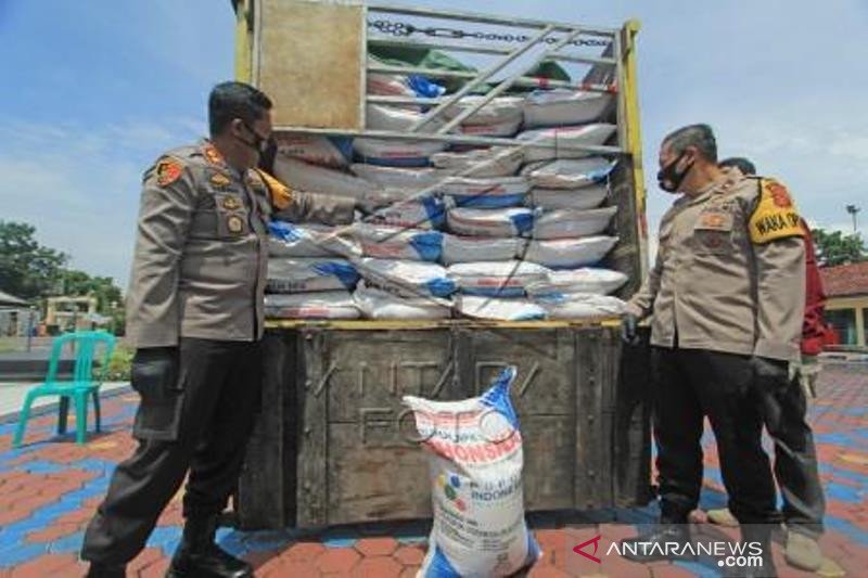 Polisi Tangkap 200 Zak Pupuk Ilegal Beserta Dua Tersangka