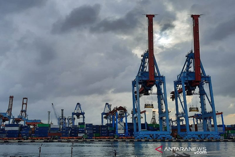 Cuaca pelabuhan di Jakarta berawan pada Kamis