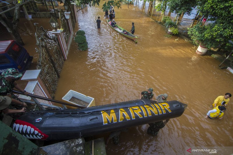 Korps Marinir TNI AL bantu evakuasi warga
