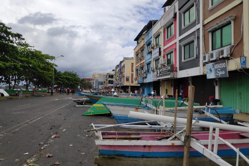 Perahu parkir gantikan mobil parkir di depan pertokoan Megamal