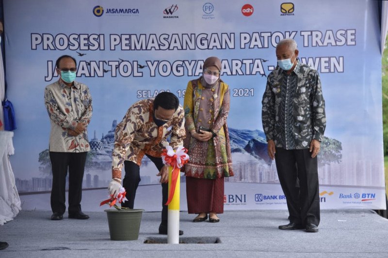 Sri Sultan awali pemasangan patok Tol Yogja-Bawen