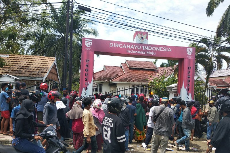 Ratusan warga korban gempa di Mamuju mengantre untuk mendapatkan tenda